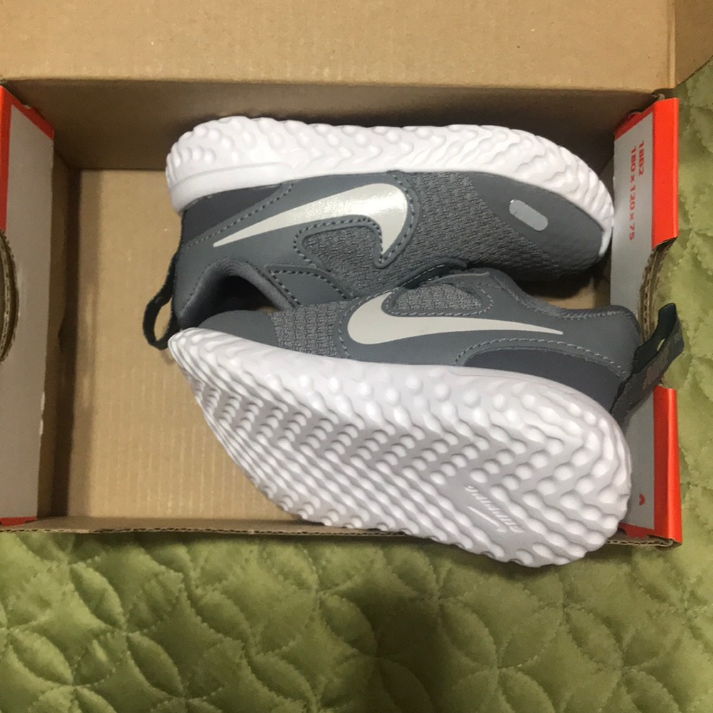 👟 NIKE REVOLUTION 5..NOT FOR SALE: SIZE: 4C 👟